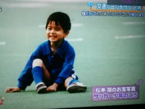 松本潤の若い頃画像-幼稚園時代（サッカー少年）